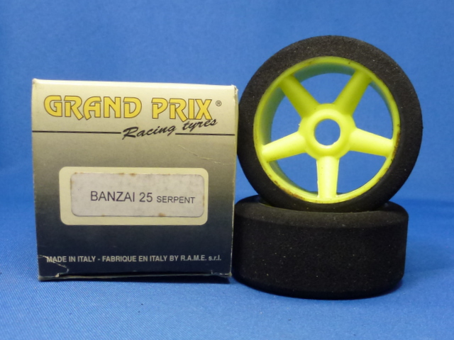 Grand Prix 5556.25.01 - Glued Front Tire Set 25°(Serpent 1-10) 